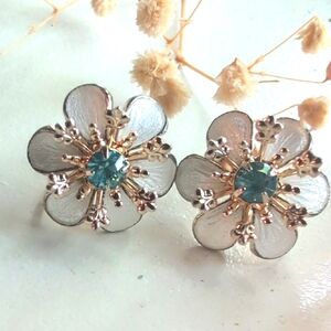 White  and‎ Blue Floral clip OnEarrings